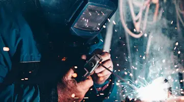 Equipamento industrial e maquinaria em funcionamento